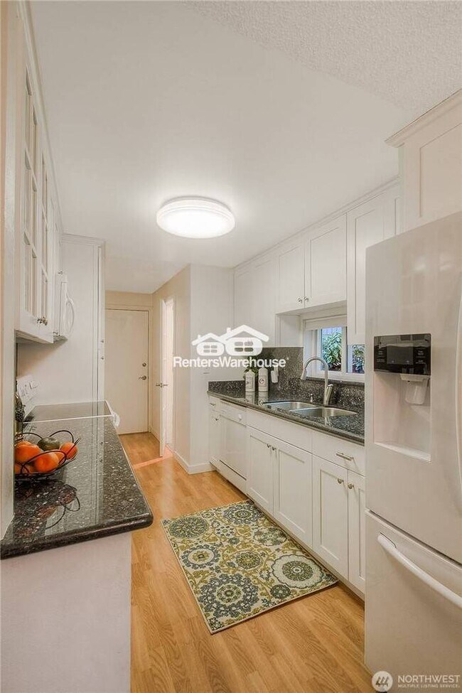 Building Photo - Spacious 3-Bedroom Townhome in Desirable Candlewood Condos