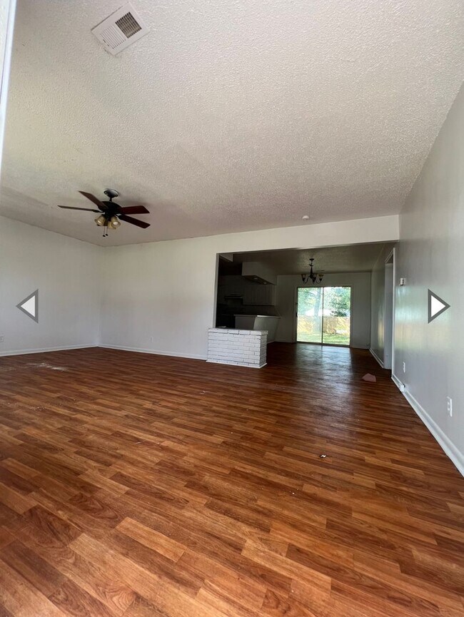 Building Photo - Great East side location 2 bedroom 1 bath
