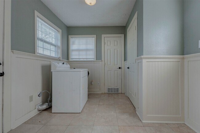 Building Photo - 2043 Alta Vista St