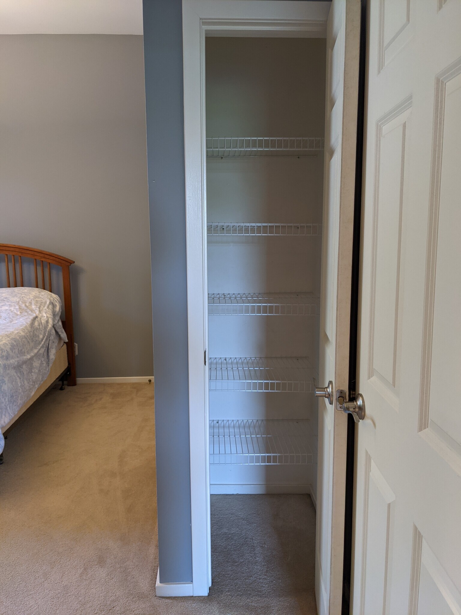 Linen closet in master bedroom - 4496 Maryland Ave