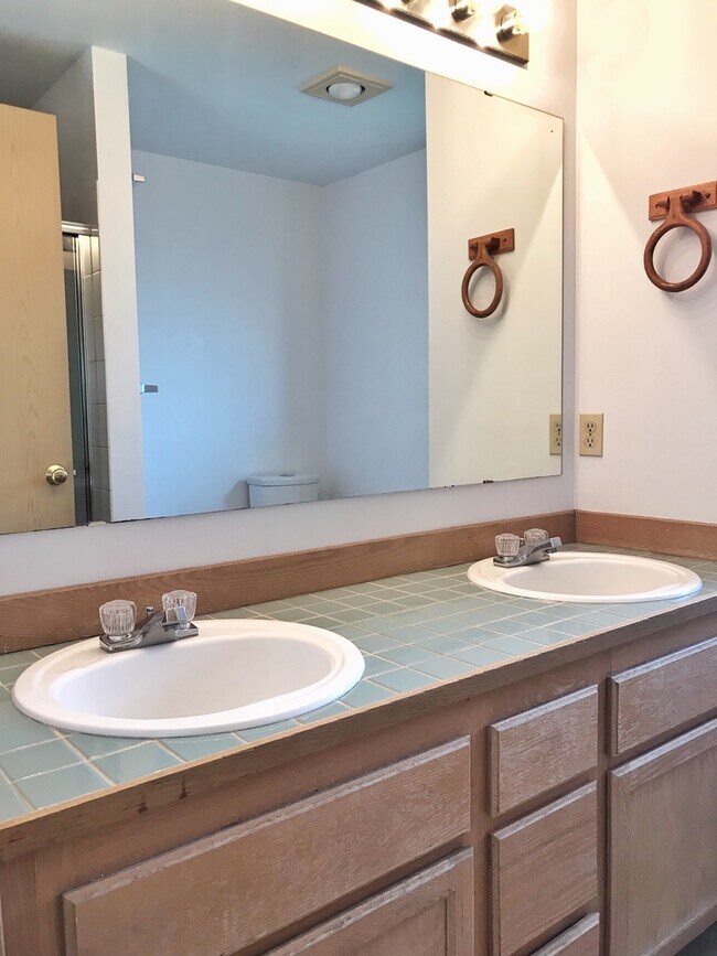 Building Photo - Great 3 bed with huge yard!