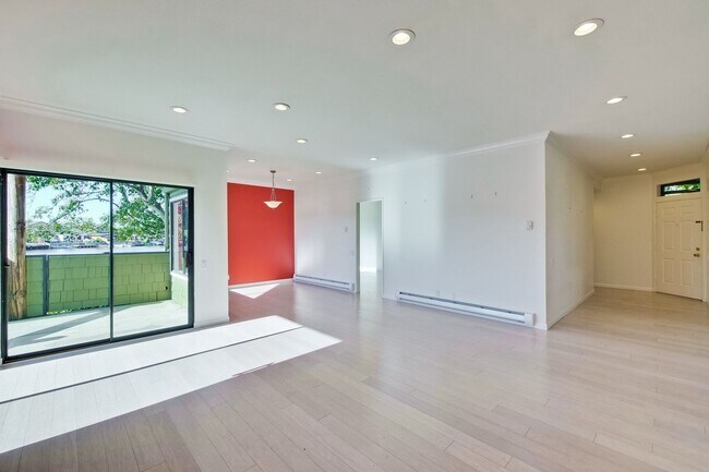 Building Photo - 1108 Shoreline Dr