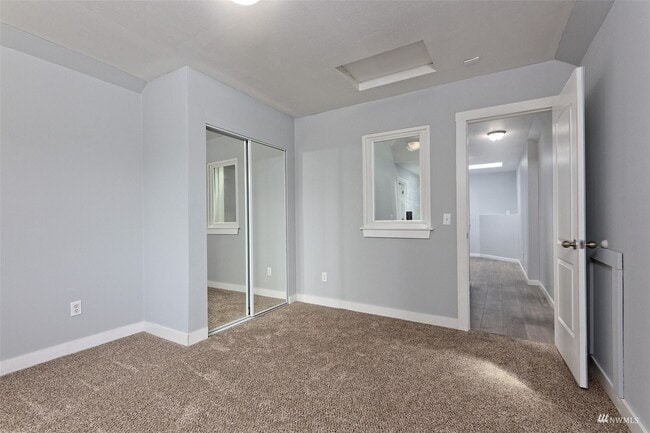 Building Photo - 31 E Peyton Pl