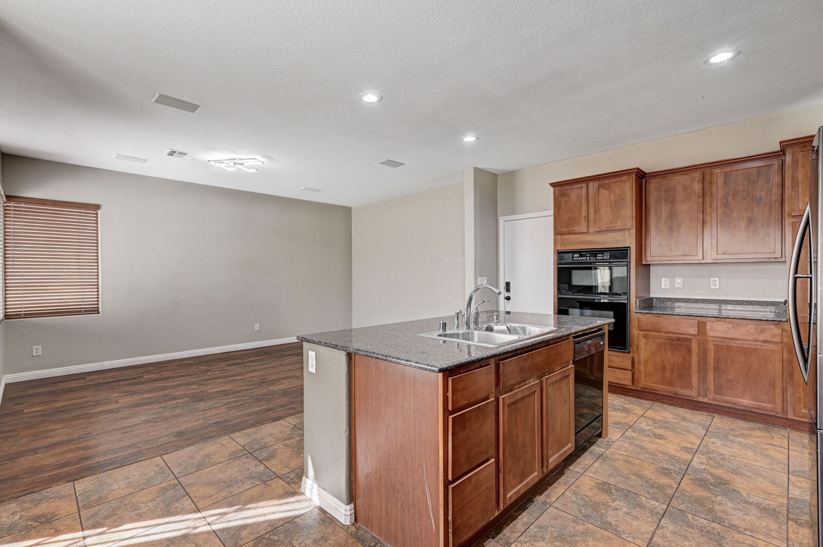 Building Photo - 8125 Chestnut Hollow Ave