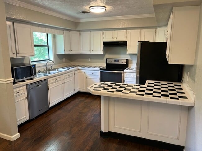 Building Photo - Maryville 37801 - 3 bedroom 2 bath (Upstairs Only) home - Contact Troy Adams (865) 233-6949