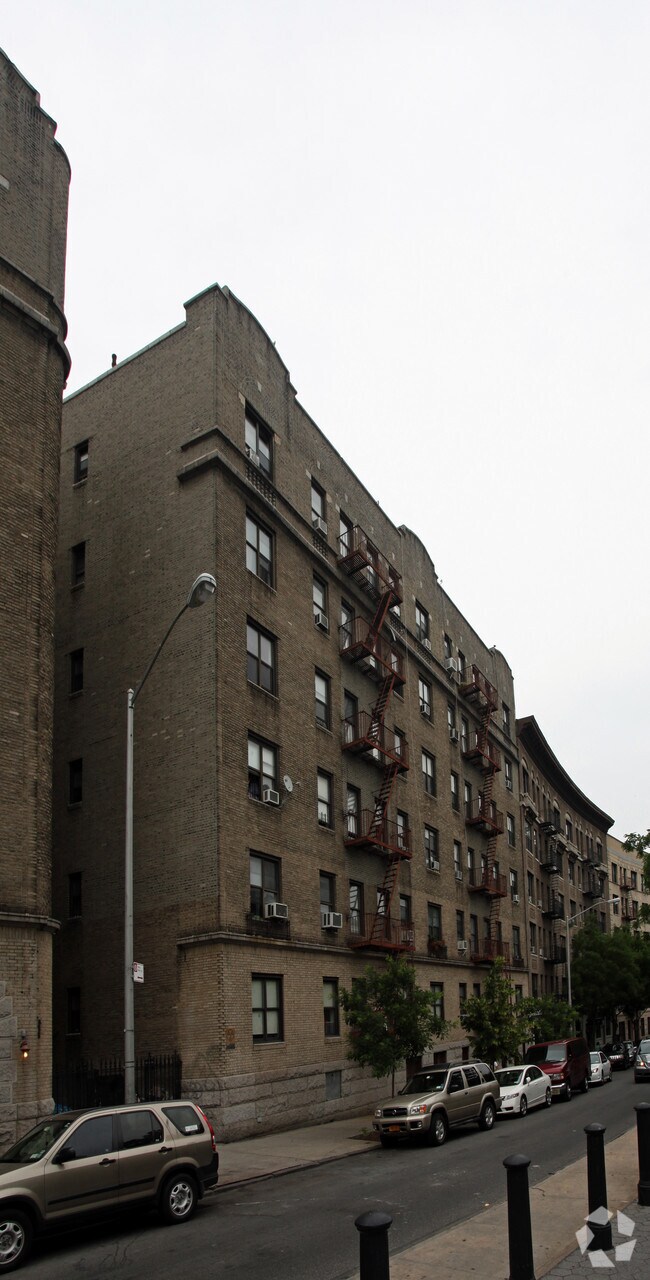 Building Photo - 860 Riverside Dr