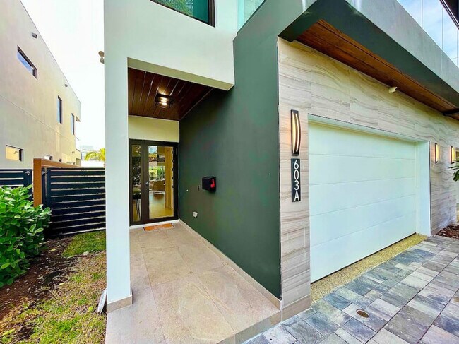 Building Photo - 549 NE 14th Ave