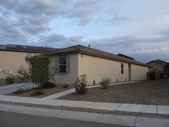 Building Photo - Pristine 3 bedroom 2 bath with den on Eastside!!!