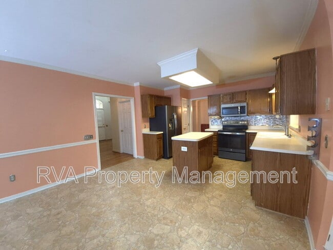 Building Photo - 6002 Oak Landing Dr