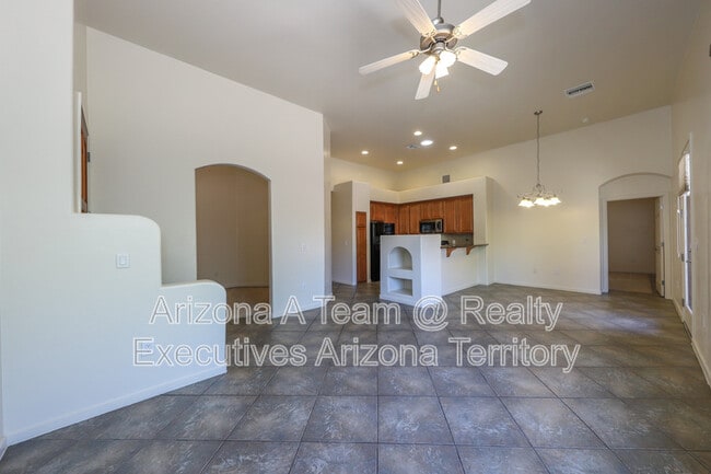 Building Photo - 665 E Weckl Pl