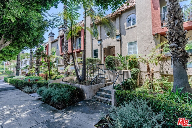 Building Photo - 1957 N Bronson Ave