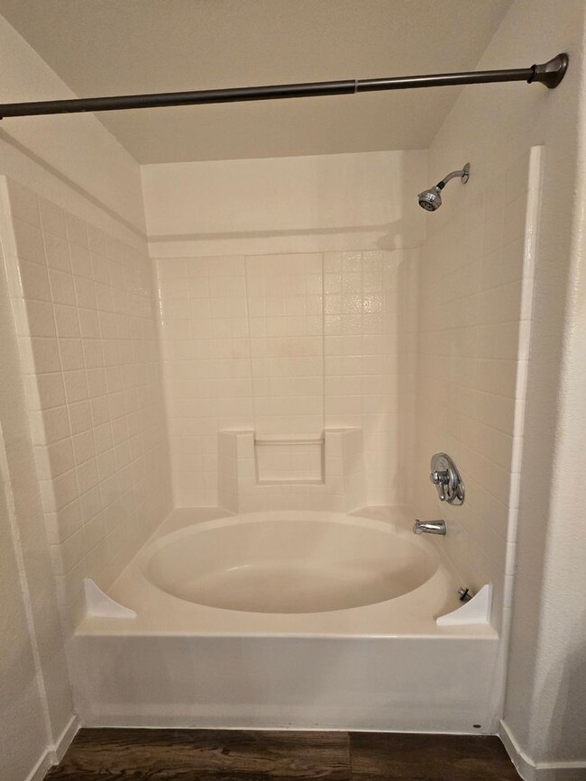 Building Photo - A Charming 3 Bedroom upstairs unit in NW L...