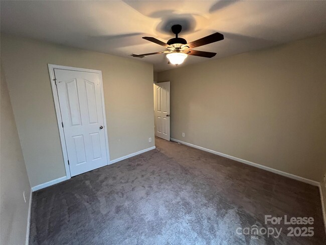 Building Photo - 10010 Blakeney Preserve Dr