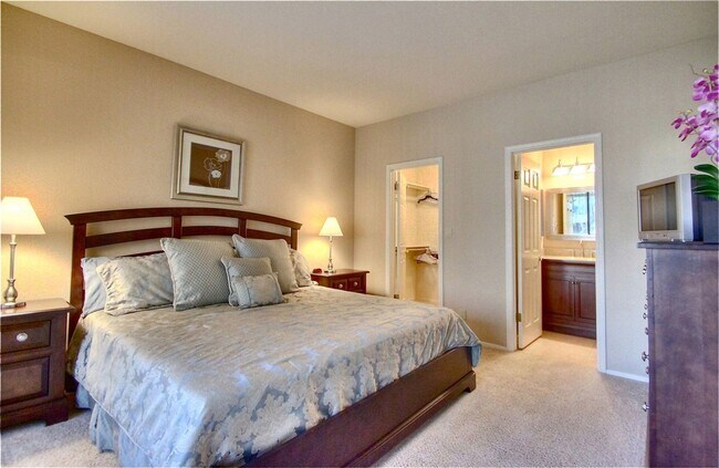 Building Photo - Two bedroom condo