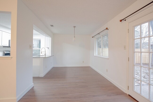 Building Photo - 2800 Bushnell Dr