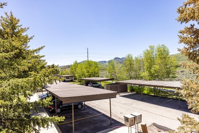 Building Photo - Top Floor Condo Near Bus Line