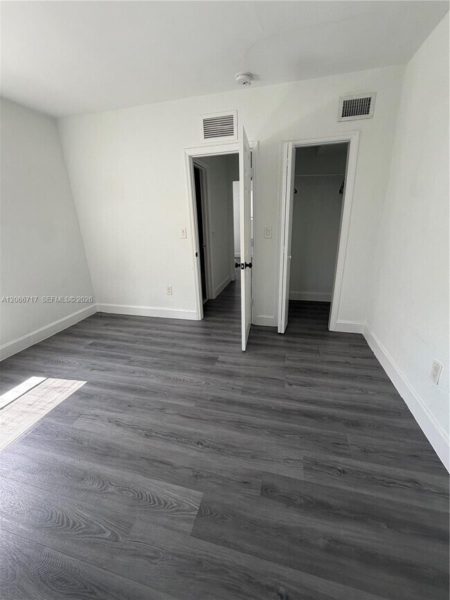 Building Photo - 328 SW 15th Ave