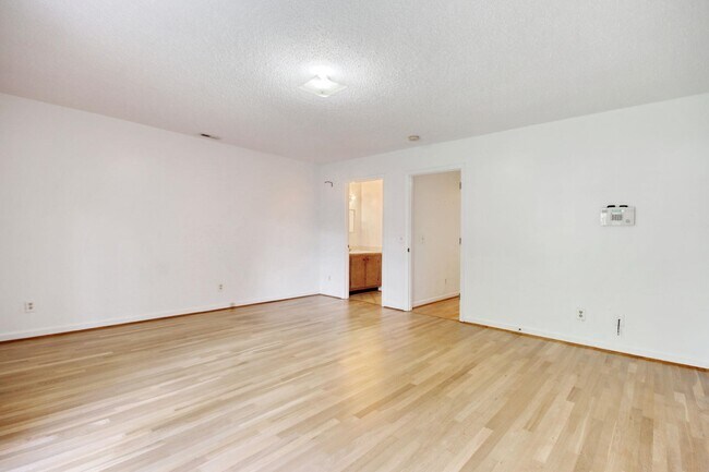 Building Photo - 1028 Duke St