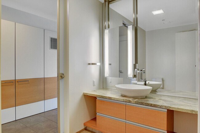 Building Photo - Veer Towers 1009W- Partial Strip Views fro...