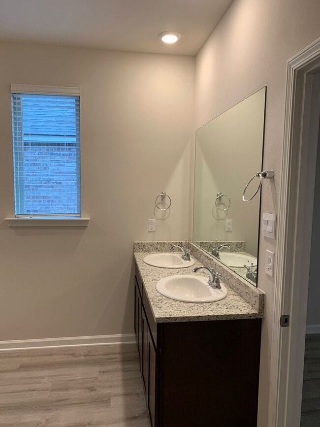 Building Photo - 4BR in Gonzales!