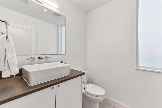 Building Photo - 2313 Oak Crest Ave