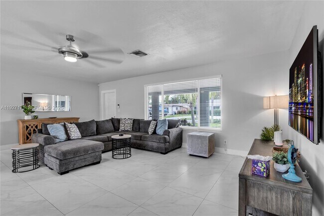 Building Photo - 251 SE 8th St