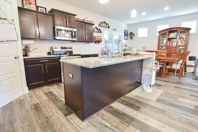 Building Photo - Pet Friendly Four Bedroom!