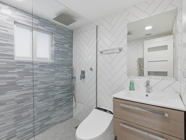 Building Photo - 2210 NE 3rd Ave