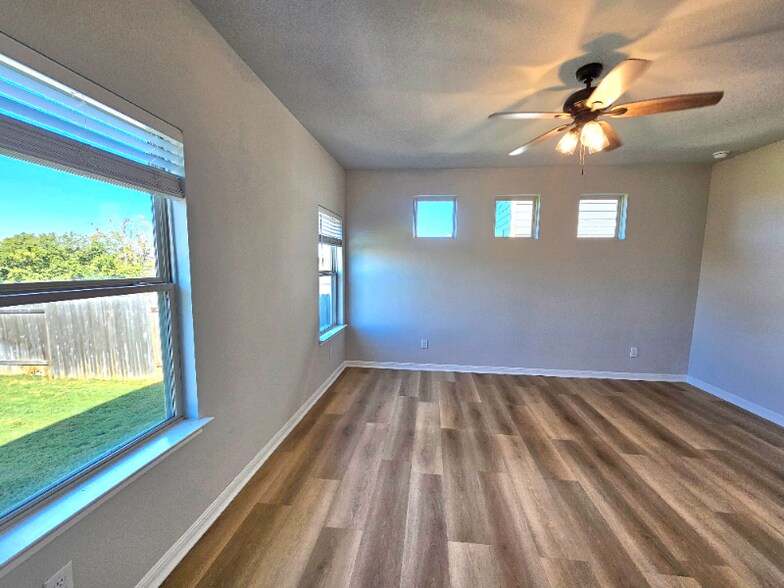 Building Photo - 215 Kellys Heroes Way