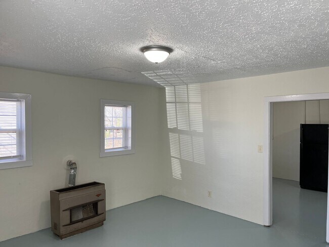 Building Photo - 1 Bedroom 1 Bath Triplex Call Burlington Rentals tom set up a viewing 336-228-7368