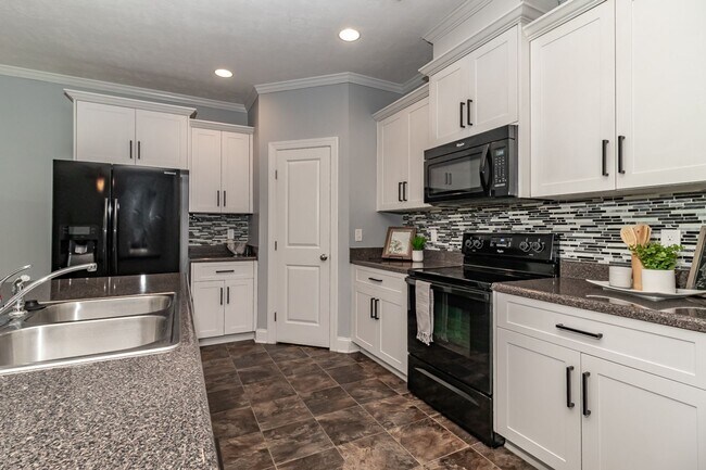 Building Photo - Large 3 bedroom (plus bonus), 2 1/2 bath home in Canterbury Farms!