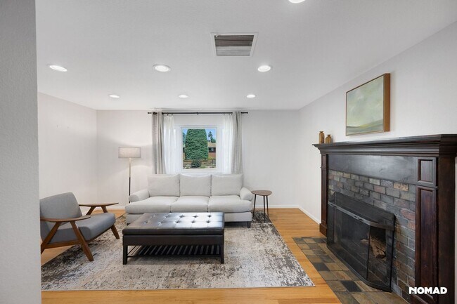 Building Photo - Spacious 4BR House in South Denver