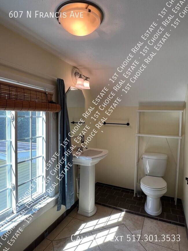 Building Photo - Charming 3-BDR 2-BTH House w/ Garage & Bas...