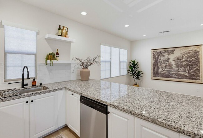 Building Photo - 956 Blackstone Dr