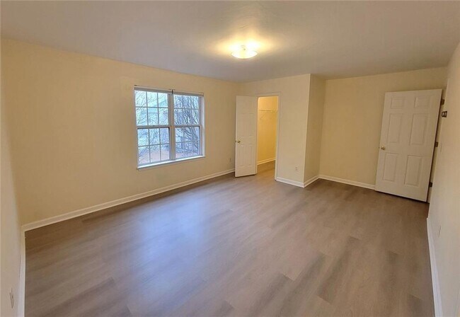 Building Photo - 1516 Parc Main St