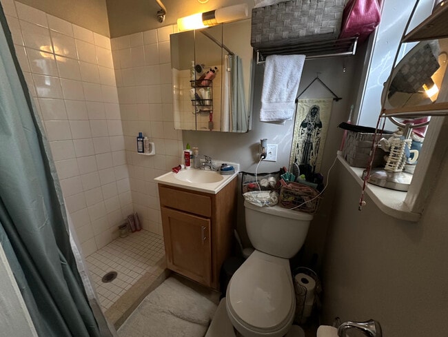 Building Photo - 2525 N Clark St