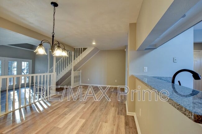 Building Photo - 740 S Lake Cir