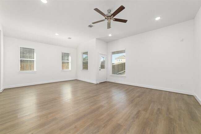 Building Photo - 919 Golden Willow Ln