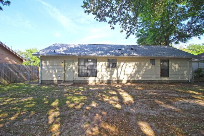 Building Photo - 3 Bedrooms, 1.5 Baths, 1-Car Garage & Large Fenced Backyard Near Bases, Schools & Shopping