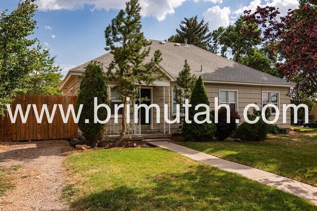 Building Photo - 2364 E Redondo Ave