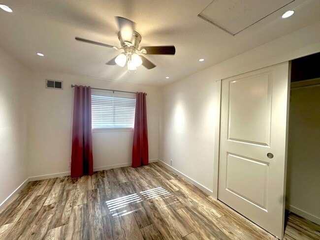 Building Photo - Beautiful 2-story pool home