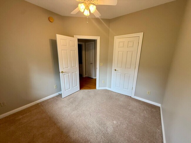Building Photo - 4 Bedroom, 3 Bath Duplex in CrossKeys!