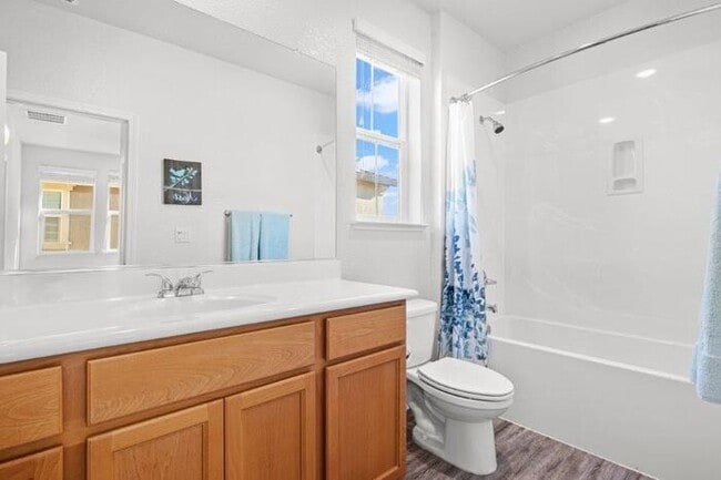 Building Photo - Beautiful Solar 3/2 located in Roseville! Across from Park! Gated Community!