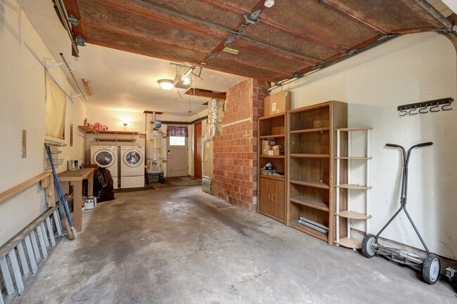 Building Photo - Classic Bellevue 3bd, 1.5ba Rambler Located in Perfect Enatai Location!