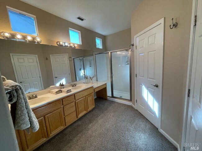 Building Photo - 206 Cedar Ridge Dr