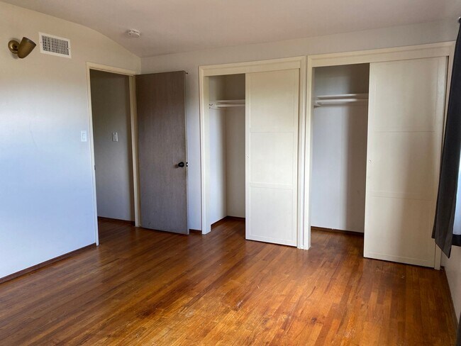 Building Photo - WALK TO SDSU! 5 bed 2 bath House w/ A/C