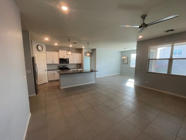 Building Photo - Modern Comfort and Convenient Living Near ...