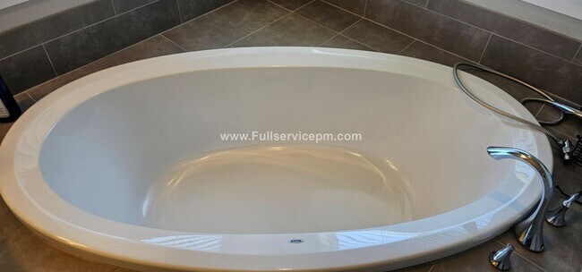 Building Photo - Newer Incredible home with all the amenities!