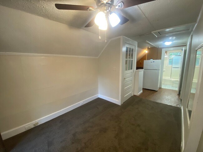 Building Photo - colonial5705