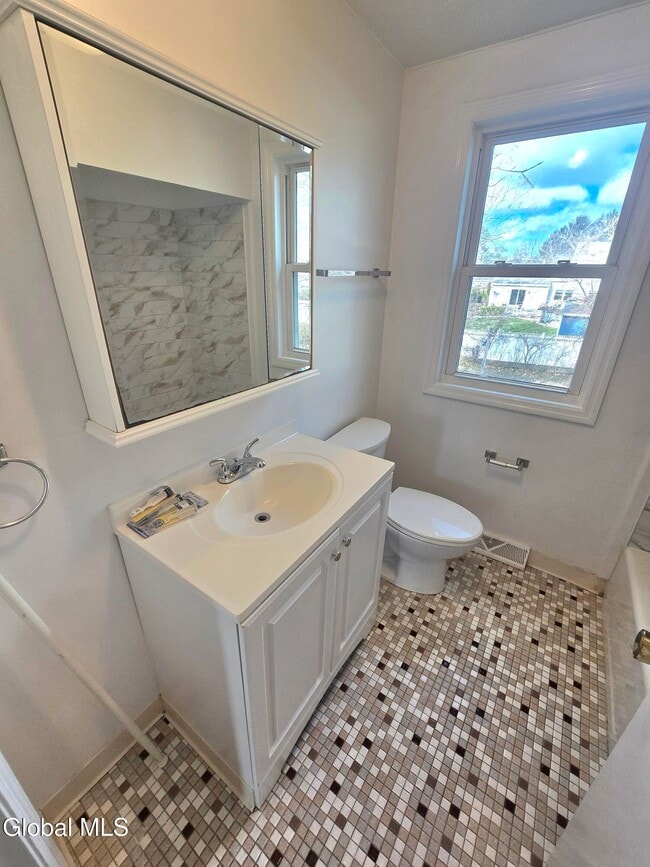 Building Photo - 19 Commodore St